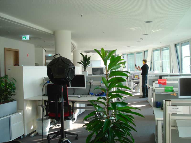 Das Bild zeigt einen innenraum eines Großraumbüros in dem ein Fachmann für Schallmessung in Innenräumen steht und dient als Veranschaulichung des Leistungsbereiches 'Schallmessungen an und in Gebäuden' von Ritter Bauphysik GmbH - ihrem Profi für Schallmessungen und Umgebungslärm in Hamburg und Potsdam.